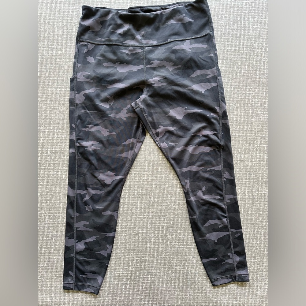 Athleta Ultimate Camo leggings 7/8 size Large
